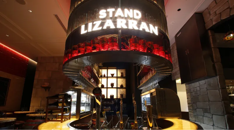 画像：ワインやグラスが並ぶ店内